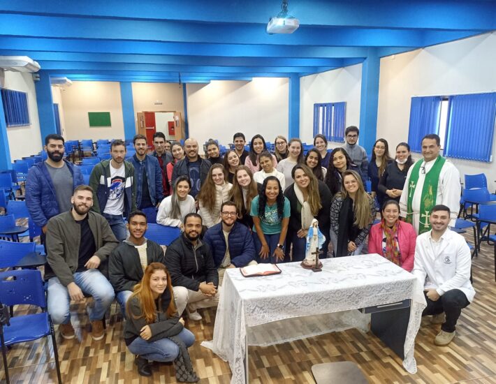 A fé dos jovens estudantes brasileiros no Paraguai