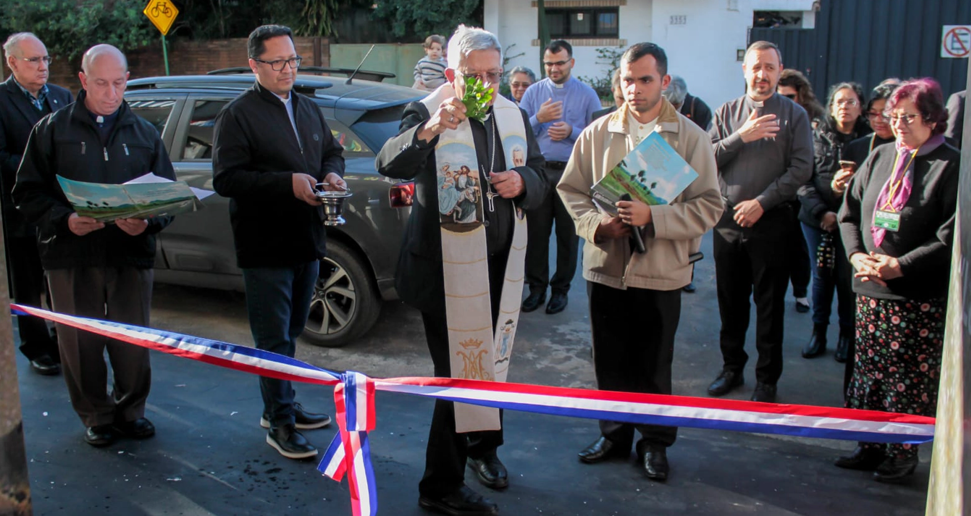 Padres inaugurando a nova sede da Pastoral da Mobilidade Humana