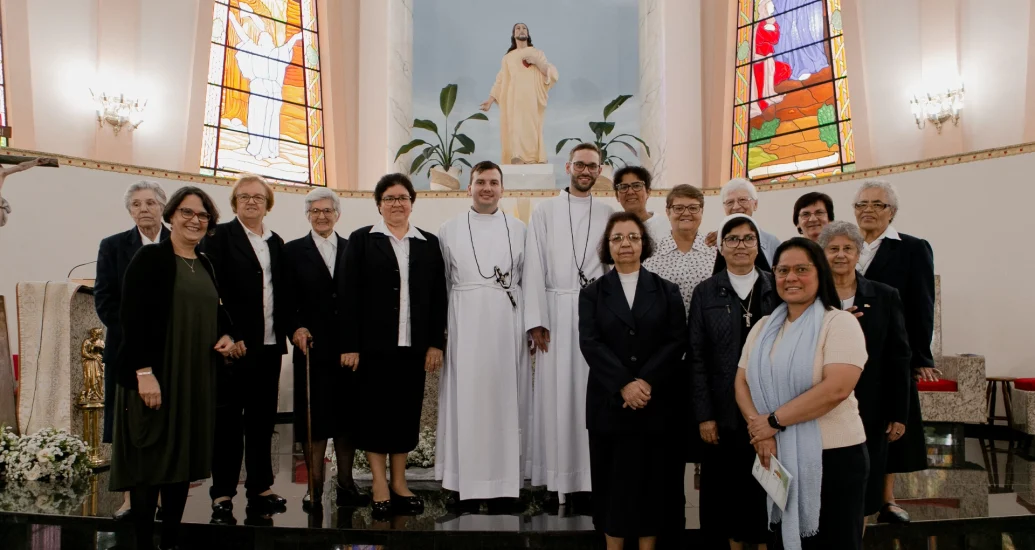 Vida Religiosa e Consagrada: um chamado total ao amor de Deus Vida Religiosa e Consagrada: um chamado total ao amor de Deus