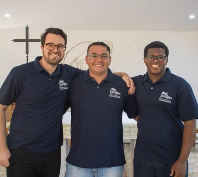 Religiosos Jeovane, Ortiz e Theophile professarão votos perpétuos na Congregação Scalabriniana