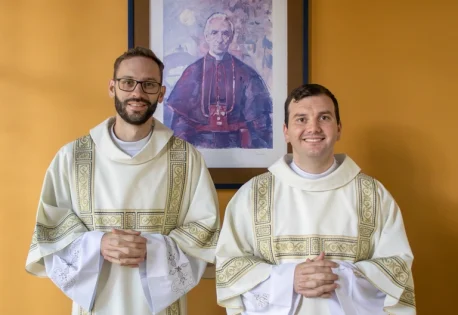 Sacerdotes de esperança: Diáconos Douglas Piccolo e João Paulo Buchinger serão ordenados presbíteros