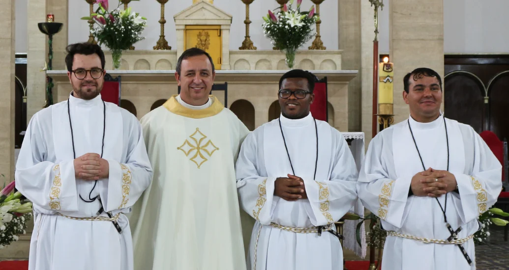 Chamados a ser faróis de esperança: Congregação Scalabriniana acolhe três novos membros que professam votos religiosos em perpétuo Chamados a ser faróis de esperança: Congregação Scalabriniana acolhe três novos membros que professam votos religiosos em perpétuo