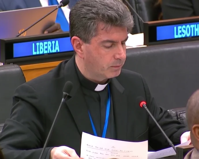 Santa Sé defende proteção da vida de migrantes e alerta para riscos da tecnologia em Fórum da ONU