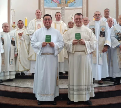 Arthur de Mello dos Santos e João Antônio Rocha Marques realizam Primeira Profissão Religiosa na Congregação Scalabriniana Arthur de Mello dos Santos e João Antônio Rocha Marques realizam Primeira Profissão Religiosa na Congregação Scalabriniana