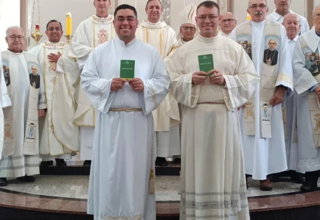 Arthur de Mello dos Santos e João Antônio Rocha Marques realizam Primeira Profissão Religiosa na Congregação Scalabriniana