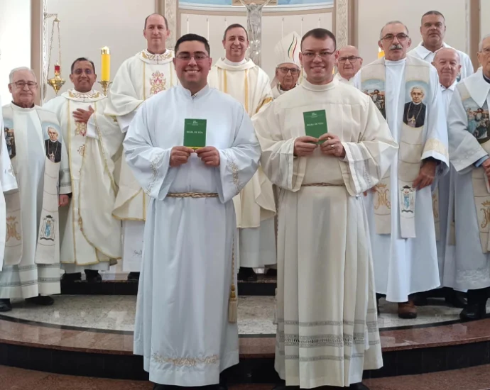 Arthur de Mello dos Santos e João Antônio Rocha Marques realizam Primeira Profissão Religiosa na Congregação Scalabriniana