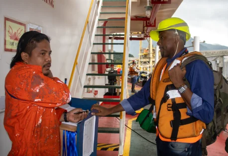 Missionários Scalabrinianos ampliam presença junto aos trabalhadores do mar e alcançam mais de 70 mil marítimos em 2025