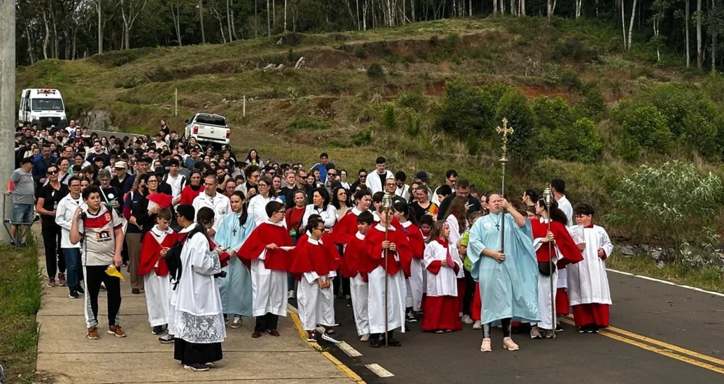 Com presença de 300 jovens, primeira Romaria Vocacional é realizada em Encantado