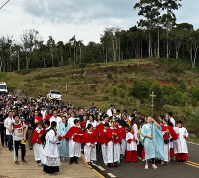 Com presença de 300 jovens, primeira Romaria Vocacional é realizada em Encantado