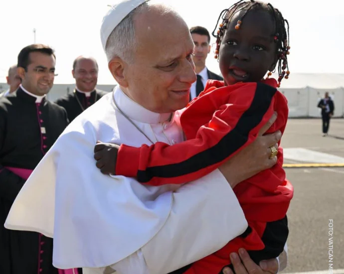 Papa Leão XIV pede proteção integral para crianças migrantes e refugiadas