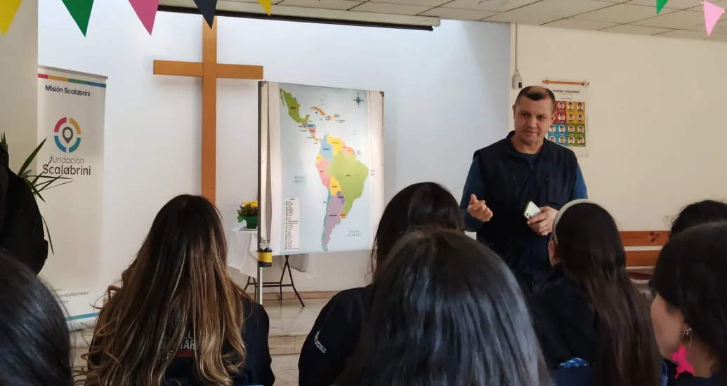 Encontro internacional no Chile reúne jovens voluntários em apoio à integração de migrantes