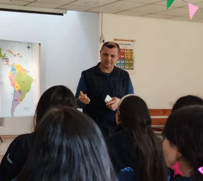 Encontro internacional no Chile reúne jovens voluntários em apoio à integração de migrantes Encontro internacional no Chile reúne jovens voluntários em apoio à integração de migrantes