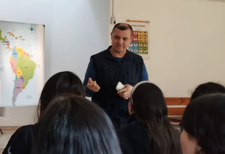 Encontro internacional no Chile reúne jovens voluntários em apoio à integração de migrantes