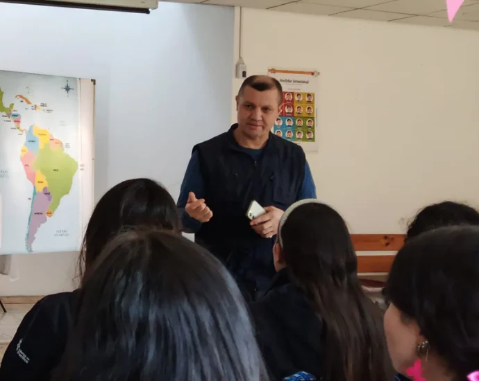 Encontro internacional no Chile reúne jovens voluntários em apoio à integração de migrantes