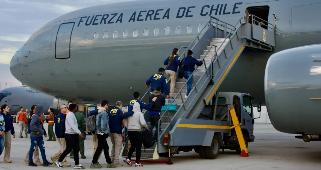 Chile supera 2 mil expulsões de imigrantes em 2026 com endurecimento de políticas de deportação Chile supera 2 mil expulsões de imigrantes em 2026 com endurecimento de políticas de deportação