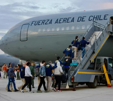 Chile supera 2 mil expulsões de imigrantes em 2026 com endurecimento de políticas de deportação