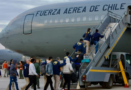 Chile supera 2 mil expulsões de imigrantes em 2026 com endurecimento de políticas de deportação