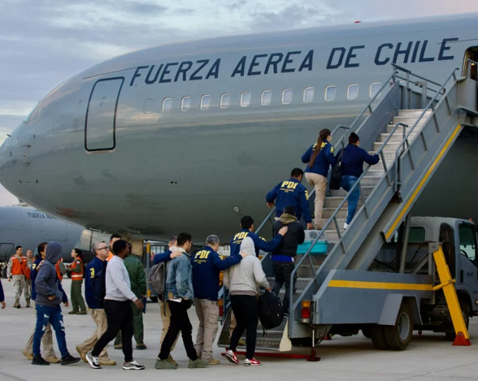 Chile supera 2 mil expulsões de imigrantes em 2026 com endurecimento de políticas de deportação