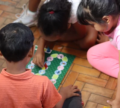 Aproximadamente 6 milhões de crianças refugiadas ficam sem acesso à sala de aula Aproximadamente 6 milhões de crianças refugiadas ficam sem acesso à sala de aula